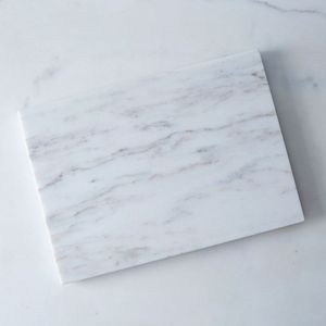 Tabla de cortar de mármol rectangular con asa, superficie gris oscuro con vetas y detalles de rayas doradas, bloque de corte para cocina - Product Image 4