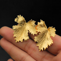 Boucles d'oreilles classiques en laiton plaqué or 18 carats avec motif feuille |   Accessoires élégants pour femmes - Cadeau pour elle