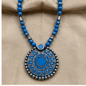 Collier ethnique en perles bleues motif soleil, pendentif en métal moulé, bijoux d'art populaire pour femmes, marque KOTTRAVAI, cadeau Tamil - Product Image 3