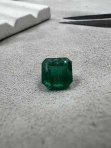 Émeraude zambienne naturelle vert vif de qualité supérieure, 4,31 carats, taille émeraude, pierre précieuse verte non montée pour la création de bijoux - Product Image 1