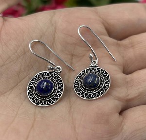 Boucles d'oreilles pendantes rondes en lapis-lazuli naturel plaqué argent, bijoux de mode faits à la main - Product Image 1