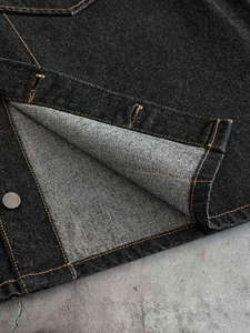 Chemise en jean noir déchiré pour homme, avec poche effilochée, bords bruts, manches courtes, coupe carrée, épaules tombantes, style streetwear - Product Image 6