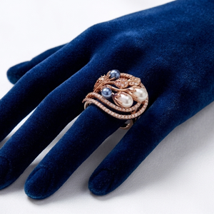 Bague de luxe en or rose 18 carats avec saphir bleu et accents de perles blanches pour femme, bijoux de mariage, de fiançailles et de fête - Product Image 2