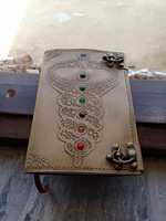 Journal relié en cuir véritable 100% fait main avec motif serpent et 7 pierres des chakras, carnet cadeau pour homme et femme