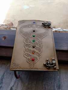 Carnet en cuir personnalisé, nouvelle collection, fait main, style vintage, avec motif serpent et 7 pierres. - Product Image 3