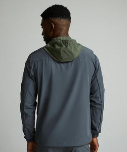 Ensemble de survêtement léger et performant pour homme, coupe-vent imperméable 100 % nylon, avec logo imprimé sur le devant et capuche - Product Image 4