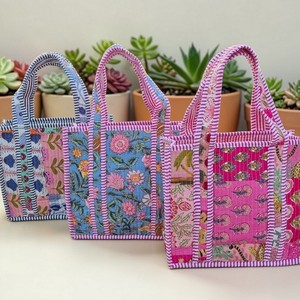 Bolsa de algodón acolchada con estampado floral hecho a mano, diseñada para uso diario reutilizable, con acolchado suave y un interior espacioso. - Product Image 5