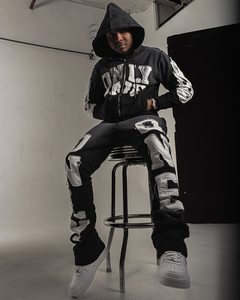 Ensemble de survêtement délavé à l'acide avec sweat à capuche court brodé et appliqué effet vieilli personnalisé et pantalon de survêtement évasé à effet empilé - Product Image 2