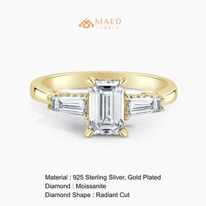 Anillo de Compromiso de Plata 14K/18K con Moissanita/Diamante Corte Esmeralda para Mujer, con Tres Piedras y Laterales Cónicos de Baguette, para Boda y Regalo - Product Image 6
