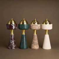 Porte-encens artisanal en marbre vert avec couvercle en laiton, base en pierre polie, accessoire fonctionnel artisanal