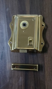 Ensemble de loquet de porte moderne robuste avec plaque de serrure en laiton finition richelieu, installation par vis - Product Image 1