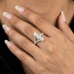 Bague en forme de Y en moissanite taille ronde style unique, en argent sterling 925, bijoux fins, cadeau idéal pour les occasions spéciales, pour elle - Product Image 3