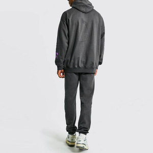 Ensemble de survêtement gris à capuche pour homme avec imprimé graffiti violet, style streetwear, joggers, sweat-shirt et pantalon en coton à manches longues et coupe ample - Product Image 2