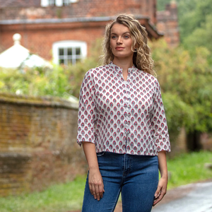 Elegante Kurti de Algodón Blanco con Estampado Tradicional de Paisley Rojo y Verde Azulado y Diseño de Cuello Mao con Botones - Product Image 6
