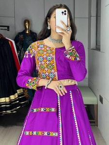 Ensemble Lehenga Choli pour femme en rayonne et coton violet, avec broderies et travail de miroirs Gamthi, longueur ras du sol, séchage rapide, vêtement traditionnel indien - Product Image 4