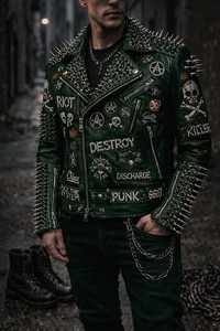 Chaqueta de cuero verde punk para hombre con púas, parches de calaveras, cierre de cremallera, cuello vuelto, acolchado de poliéster para otoño - Product Image 3