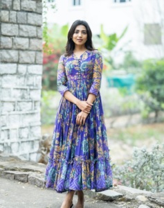 ชุดเดรสยาวพิมพ์ลายดอกไม้สไตล์ลำลองน่ารักแฟชั่นใหม่ประจำฤดูร้อนปี 2026 ของ AARYA แบบหลวมสไตล์ตะวันตก แขนยาวสำหรับผู้หญิง ซักได้ - Product Image 1