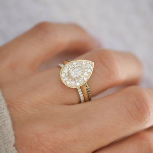Anillo Art Deco de Oro Amarillo de 14K con Racimo de Diamantes Cultivados en Laboratorio en Forma de Pera - Product Image 4