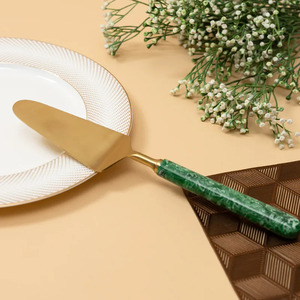 Juego de cubiertos modernos de acero inoxidable de fabricante OEM con mango de resina, acabado liso y diseño de agarre cómodo - Product Image 5