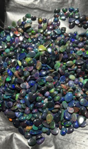 Opale noire naturelle cabochon AAA+ – Opale d'Éthiopie Welo avec jeu de reflets vifs |   Pierres précieuses en vrac de formes et de tailles variées pour la bijouterie - Product Image 1
