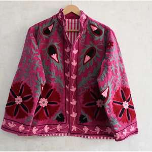 Chaqueta de Invierno Acolchada Reversible Lavinas con Bordado Suzani, Abrigo Boho de Terciopelo de Lujo, Diseño Floral, Hecho a Mano, Estilo Vintage - Product Image 3