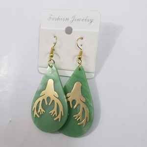Elegantes pendientes de resina verde con cuerno de latón chapado en oro de 18 quilates ligeros e hipoalergénicos | Joyería hecha a mano para mujer - Product Image 1