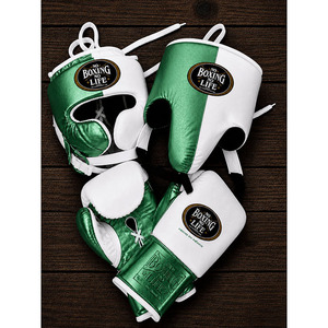 Ensemble de boxe personnalisé en cuir véritable avec logo et nom imprimés, comprenant des gants de boxe, un casque et une protection inguinale - Product Image 6