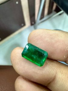 เพชรธรรมชาติแท้ 100% ทรงเหลี่ยมแปดเหลี่ยม คอลเลคชั่นใหม่จากแซมเบีย สีเขียวสดใส ได้รับการรับรองจาก IGI พร้อมจำหน่าย - Product Image 2