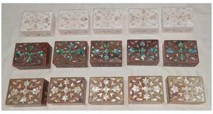 Boîtes à bijoux rectangulaires faites à la main en pierre ollaire naturelle avec incrustation de nacre à motif floral pour la décoration et les cadeaux - Product Image 2