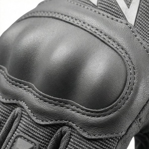 Équipement en cuir durable personnalisé pour motards avec une adhérence sécurisée, intérieur respirant, adapté aux longues balades - Product Image 4