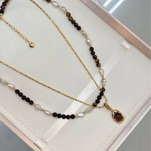 Collar de Perlas Barrocas de Agua Dulce con Piedra Ojo de Tigre Estilo Retro Mirad para Mujer, Cadena de Clavícula Color Ámbar - Product Image 1