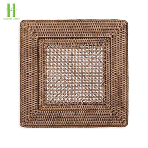 Assiettes de présentation rondes en rotin tressé faites à la main, design moderne, décoration murale, dessous de plat en rotin fleuri, fabriquées au Vietnam - Product Image 3