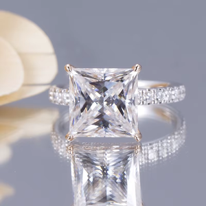 Trouvez une bague en or blanc 18 carats avec diamant taille princesse, diamant de haute qualité, bague de fiançailles classique pour femme - Product Image 6