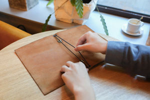 Porta Menús Plegable de Cuero Genuino de Lujo, Resistente y con Protección, para Uso en Mesas de Restaurantes, Hoteles y Cafés, LMC-0158 - Product Image 4