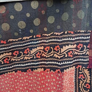 Manta Boho Reversible Hecha a Mano con Borde Ajrakh Vintage, Patchwork Kantha, Panel de Seda Floral Rojo y Margaritas Azul Marino, y Sari Reciclado - Product Image 3