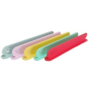 [ECOFRENDLY] Protection anti-éclaboussures en silicone pour évier de cuisine avec conception de déflecteur à ventouse SmileGuard - Product Image 1