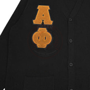 Cardigan Fraternité Alpha Phi Noir avec Bordure Dorée, Logo APA Lettres Grecques, Boutons sur le Devant, Manches Longues, Pull Homme Col V Coupe Classique - Product Image 3
