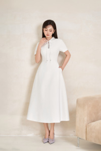 เดรสยาวทรงเข้ารูปสำหรับผู้หญิง คอปกปีเตอร์แพน รุ่น CLARA OEM / ODM ป้องกันไฟฟ้าสถิตย์ สไตล์เรียบง่าย เอวสูง เหมาะกับทุกฤดูกาล - Product Image 4