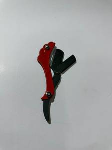 มีดโกนใบเดี่ยวโค้ง สแตนเลส ด้ามพลาสติก สีแดงดำ ใช้สำหรับโกนบิกินี่ - Product Image 4