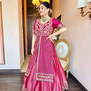 Conjunto de Kurti, Lahenga y Dupatta TOP KALI CUT de seda Chinon con bordado multicolor de lentejuelas - Product Image 1