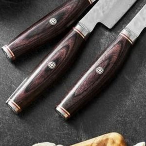 Ensemble de couteaux à steak avec manche brun foncé, lames texturées argentées et détails rivetés, dans une boîte de rangement en bois pour la table - Product Image 3