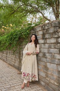 Magnifique ensemble Salwar Kameez en soie Chanderi lourde avec haut, pantalon et dupatta, entièrement brodé à la main, col entièrement orné, séchage rapide, idéal pour les soirées et occasions formelles pour femmes - Product Image 3