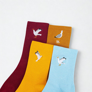 Chaussettes personnalisées avec logo brodé de mouettes en coton et fibre de bambou, coloris bordeaux, jaune moutarde et bleu, pour usage quotidien, collection printemps - Product Image 2