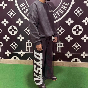 Ensemble de survêtement personnalisé pour homme en coton 100% avec sweat à capuche délavé et pantalon évasé, broderie vieillie et grands patchs - Product Image 1