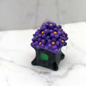 Casa de Árbol en Miniatura de Resina para Halloween, Adorno de Casa de Muñecas con Flores Púrpuras, Decoración Artesanal Pintada para Mayores de 14 Años - Product Image 1