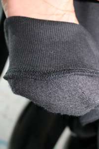 Sudadera OPTIC BLACK con cuello alto, 100% NEGRO, con apliques bordados, cuello ancho, hilos finos. - Product Image 6