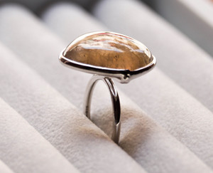 Anillo de Cuarzo Rutilado Dorado Natural, Plata de Ley 925, Hecho a Mano, Cabujón con Corte Cojín, Piedra Venus Hair, Joyería Minimalista - Product Image 5