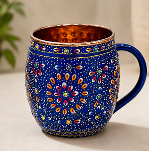 Taza de cobre pintada a mano con diseño floral bohemio, base verde, estilo tradicional indio, vajilla decorativa con acabado en esmalte verde azulado. - Product Image 6