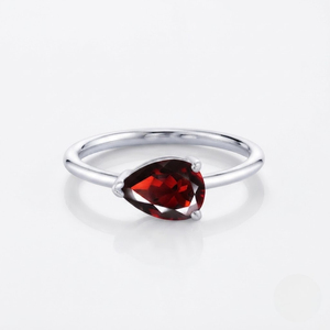 Anillo Solitario Clásico Rhaya Jewels de Plata de Ley 925 con Baño de Rodio y Granate Corte Pera, Engaste de Garra, Delicado y Moderno para Mujer - Product Image 1