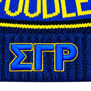 หมวกบีนนี่ถักไหมพรมสีน้ำเงินรอยัลเหลืองลายปักตัวอักษรกรีก SGR Poodles 1922 สำหรับผู้หญิง สวมใส่สบาย อุ่นในฤดูหนาว - Product Image 3